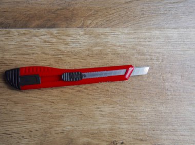 Ahşap arka plan üzerinde kesici