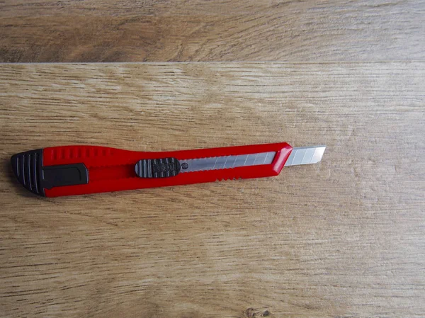 Ahşap arka plan üzerinde kesici