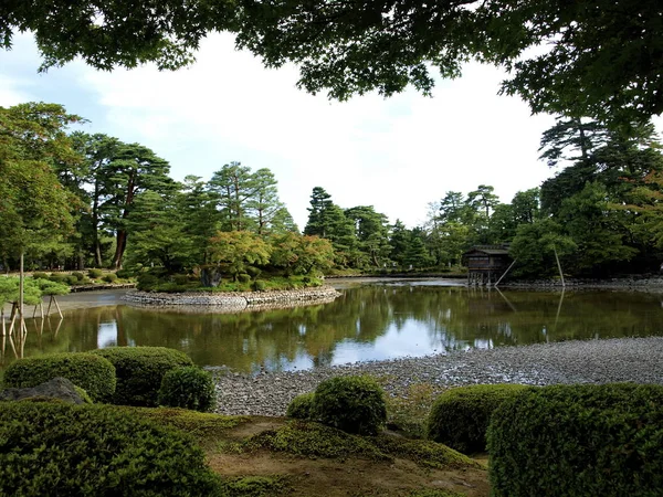 Rybník v zahradě Kenrokuen — Stock fotografie
