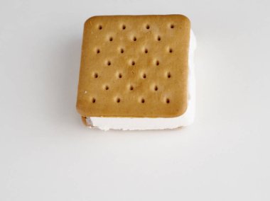 Dondurmalı sandviç beyaz arka plan üzerinde