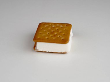 Dondurmalı sandviç beyaz arka plan üzerinde