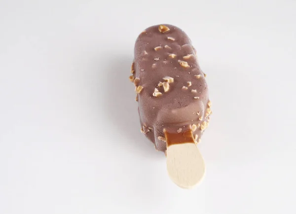 Eis mit Schokolade und Mandeln auf weißem Hintergrund — Stockfoto