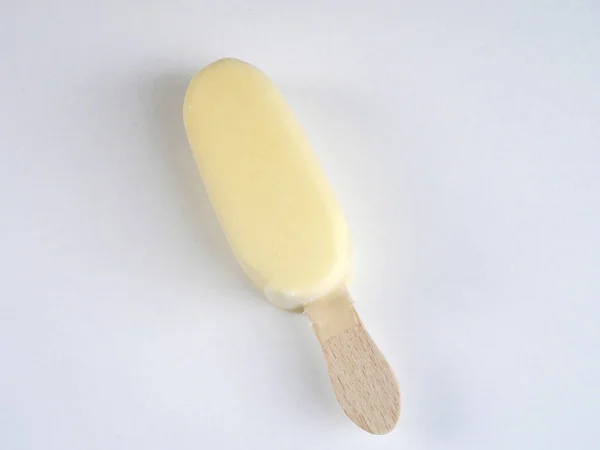 Мороженое с белым шоколадом на белом фоне — стоковое фото