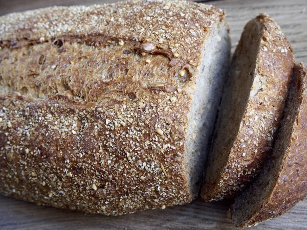 Сельский хлеб на деревянном фоне — стоковое фото