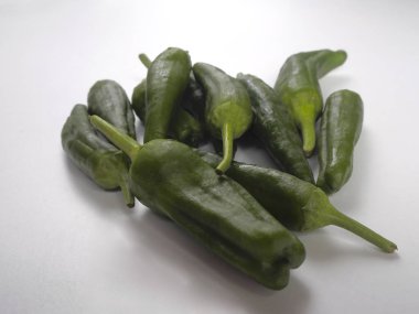 Beyaz arka plan üzerinde Padron biber