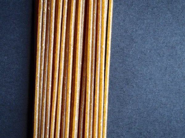 Volkoren pasta op zwarte achtergrond — Stockfoto
