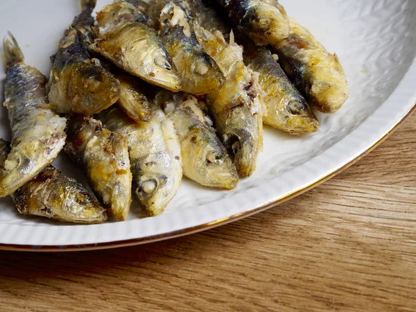 Bir tabak kızarmış küçük sardalya