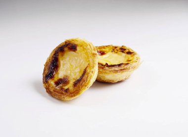 Beyaz zemin üzerine kremalı tart