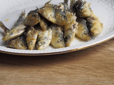 Bir tabak kızarmış küçük sardalya