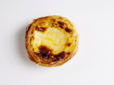 Beyaz zemin üzerine kremalı tart