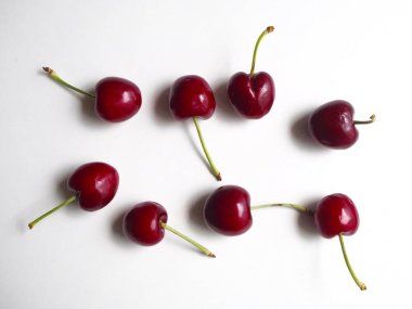 beyaz arkaplanda kirazlar