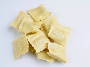 beyaz zemin üzerine mantı