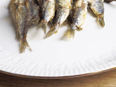 Bir tabak kızarmış küçük sardalya