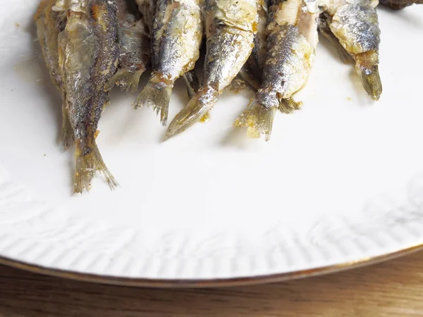 Bir tabak kızarmış küçük sardalya