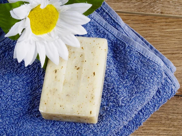 Soap bar with towel and daisy flower — Stock Photo, Image