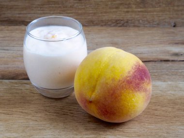 Ahşap arka plan üzerinde şeftali yoğurt