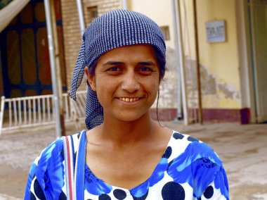 Buhara - Özbekistan 5 Mayıs 2012 - Özbekistan kadın gülümseyerek