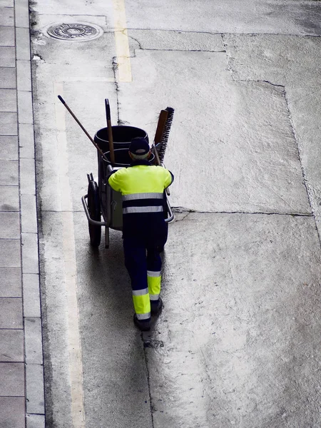 Unreconizable sweeper tar papperskorgen vagn — Stockfoto
