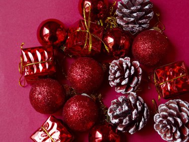 Noel arka plan üzerinde kırmızı