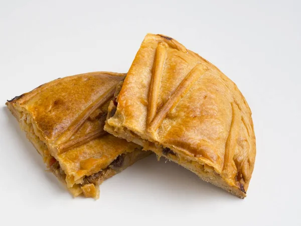 Beyaz zemin üzerine İspanyol pasta