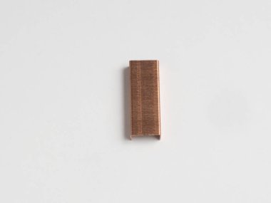 Beyaz arka plan üzerinde zımba