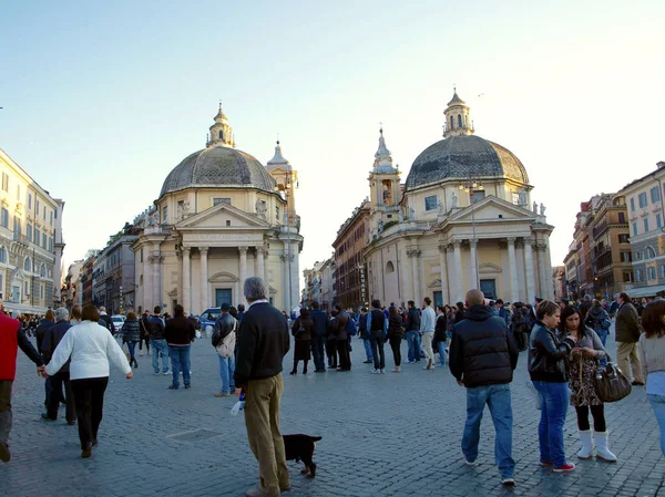 Roma, Italia - 12 de noviembre de 2011 - Iglesias gemelas en la plaza Popolo — Foto de Stock