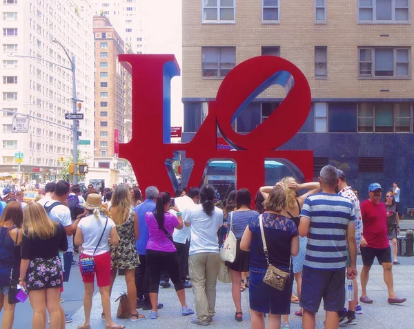 Нью-Йорк, США - 8 липня 2106 - Turists фотографувати любити sculture в Нью-Йорку — стокове фото