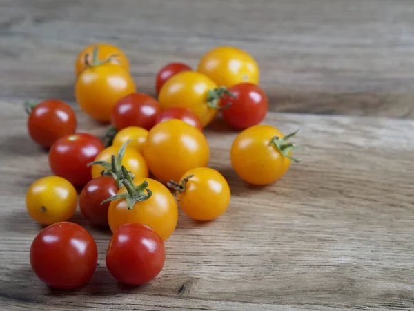 Tomates cereja no fundo de madeira — Fotografia de Stock