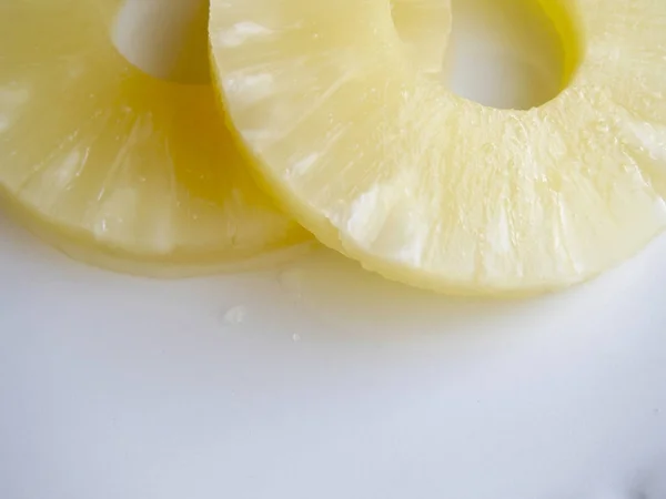 Fatiado de abacaxi sobre fundo branco — Fotografia de Stock