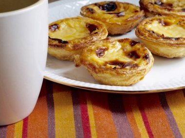 Kremalı tart bir plaka ile bir fincan