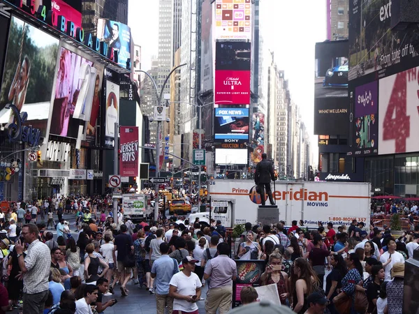 Nueva York, EE.UU. - 27 de julio de 2016 Times Square lleno de gente —  Fotos de Stock