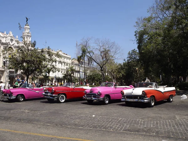 Vintage otomobillerde turistik: Havana — Stok fotoğraf