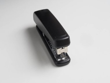 Beyaz arka planda siyah zımba