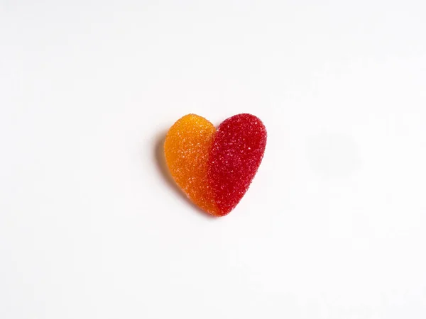 Jelly candy met hart vorm op witte achtergrond — Stockfoto