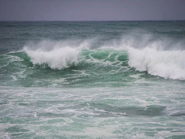 Красивые большие волны — стоковое фото