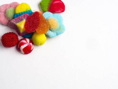 Jöle şekerler kopya alanı beyaz zemin üzerine