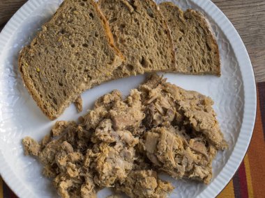 Galiçya dili chicharrones ekmek ile