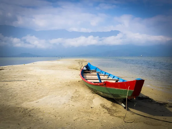 Bateau coloré dans le sable — Photo