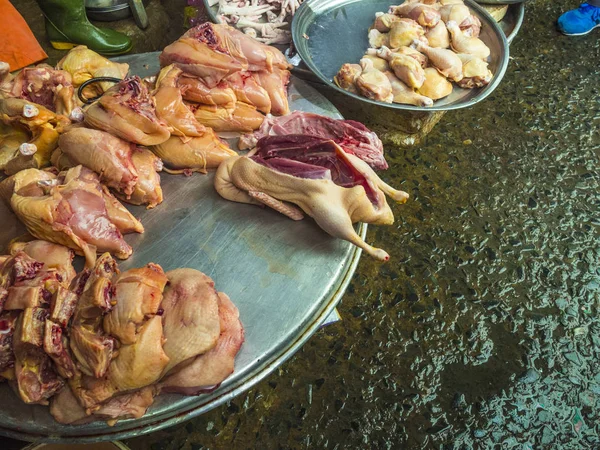 Pollo y carne de pato en el mercado vietnamita — Foto de Stock