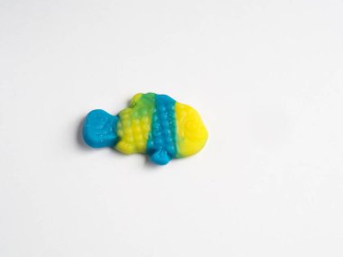 Beyaz arka planda balık şeklinde jöle şeker