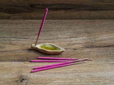 İnciense ahşap arka plan üzerinde pembe sopa