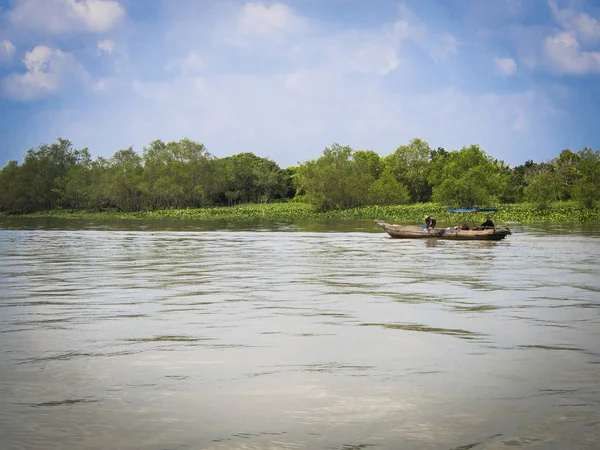 Loď plující přes mekong delta — Stock fotografie