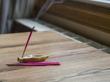 İnciense ahşap arka plan üzerinde pembe sopa