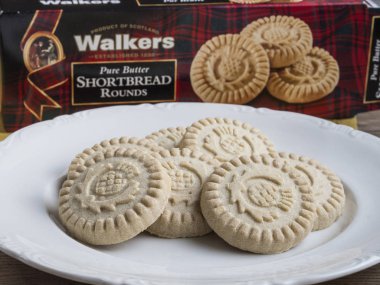 A Coruna, İspanya - 16 Ocak 2018 - Walkers çerezleri bir tabak içinde 