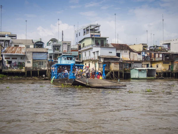 Mekong delta, Vietnam - 14 prosince 2017 - lidé na trajektu — Stock fotografie