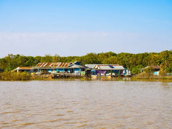 Chong Kneas - barevné plovoucí vesnice v jezeře Tonle Sap v Kambodži — Stock fotografie