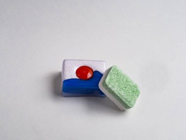 Sabun tablet dishwaser beyaz arka plan üzerinde