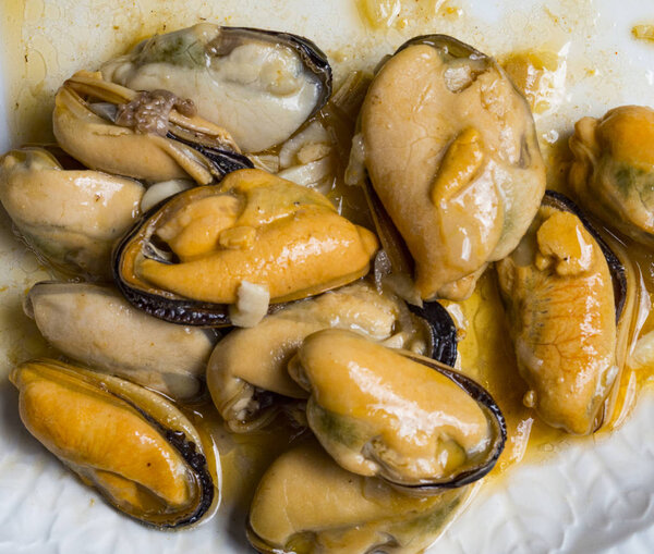 Маринованные мидии в тарелке
