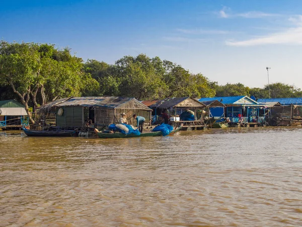 Chong Kneas -Camboya, 19 de diciembre de 2018- Colorido Vi flotante — Foto de Stock