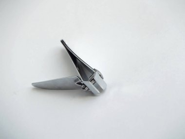 beyaz zemin üzerinde tırnak makası